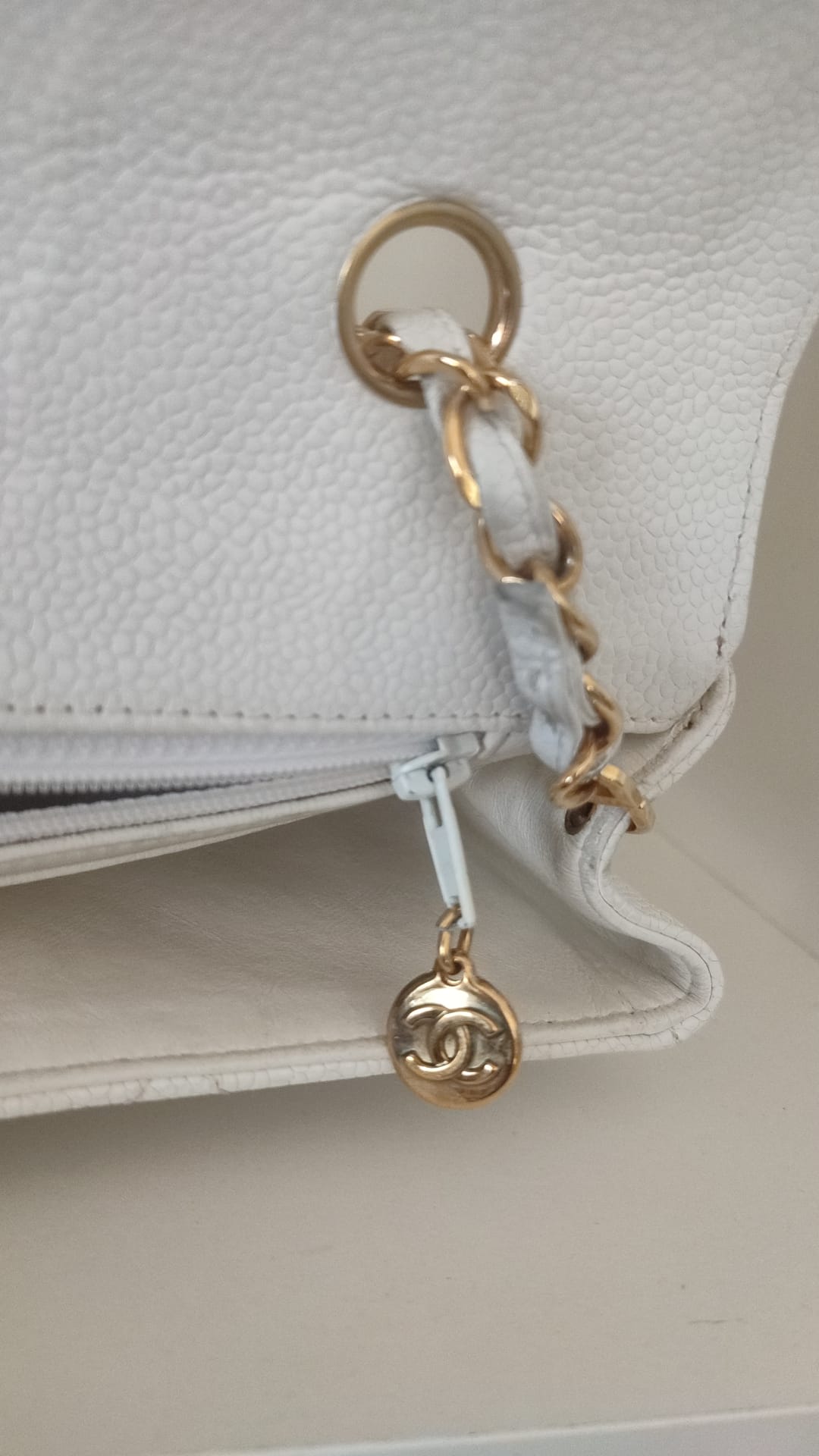 Chanel Weißer Medium Classic Diana Umhängetasche goldplattierte Geldbörse