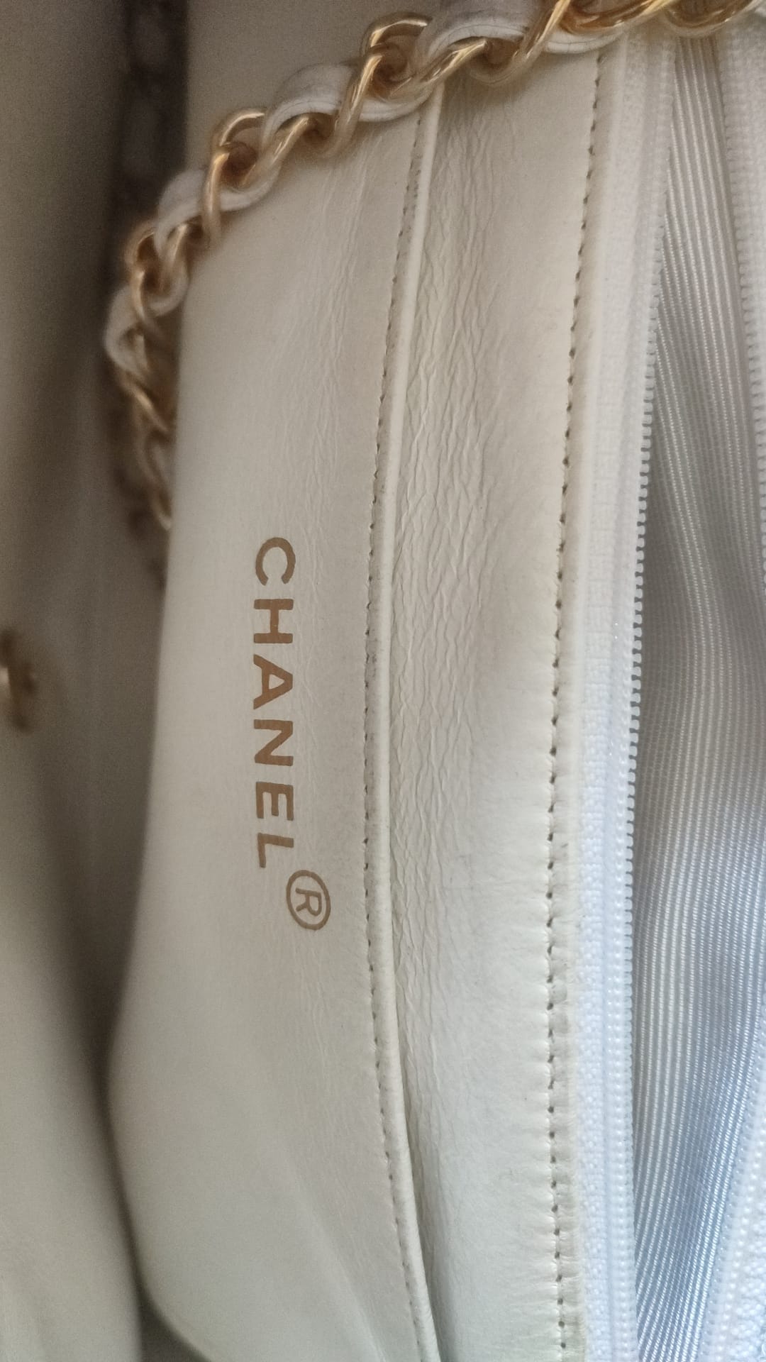 Chanel Weißer Medium Classic Diana Umhängetasche goldplattierte Geldbörse