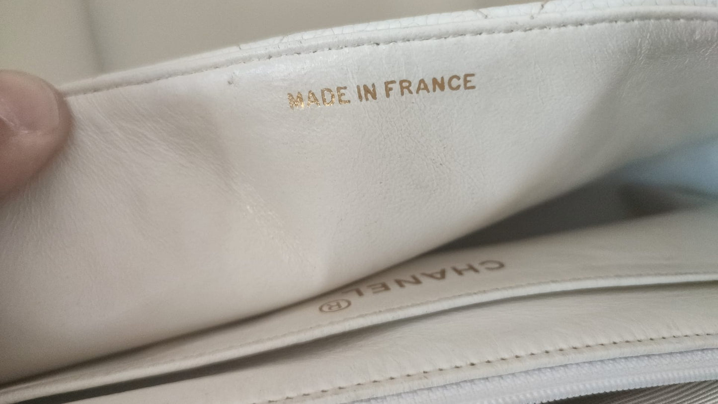 Chanel Weißer Medium Classic Diana Umhängetasche goldplattierte Geldbörse